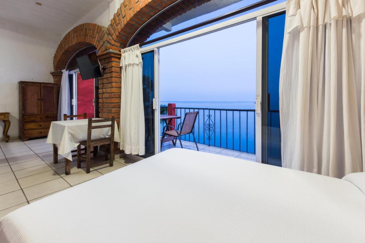 Traditional Sierra Leon Oceanfront Rooms - Adults Only بويرتو فالارتا المظهر الخارجي الصورة