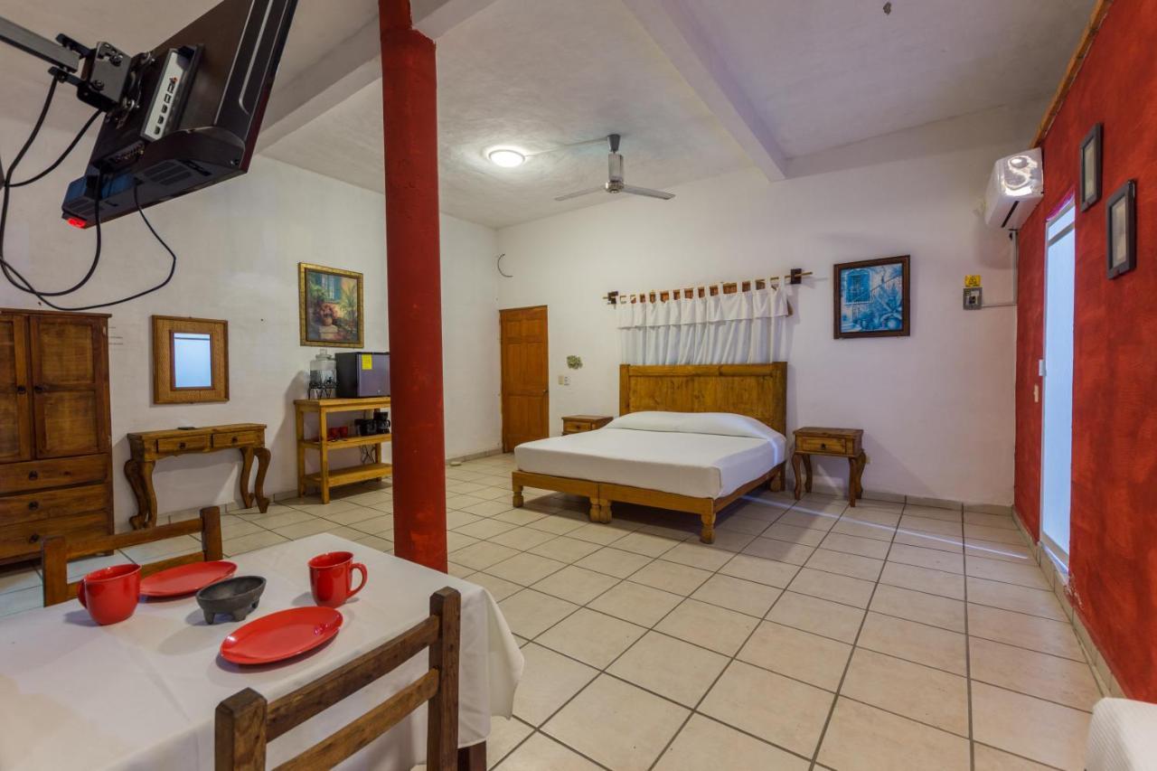 Traditional Sierra Leon Oceanfront Rooms - Adults Only بويرتو فالارتا المظهر الخارجي الصورة