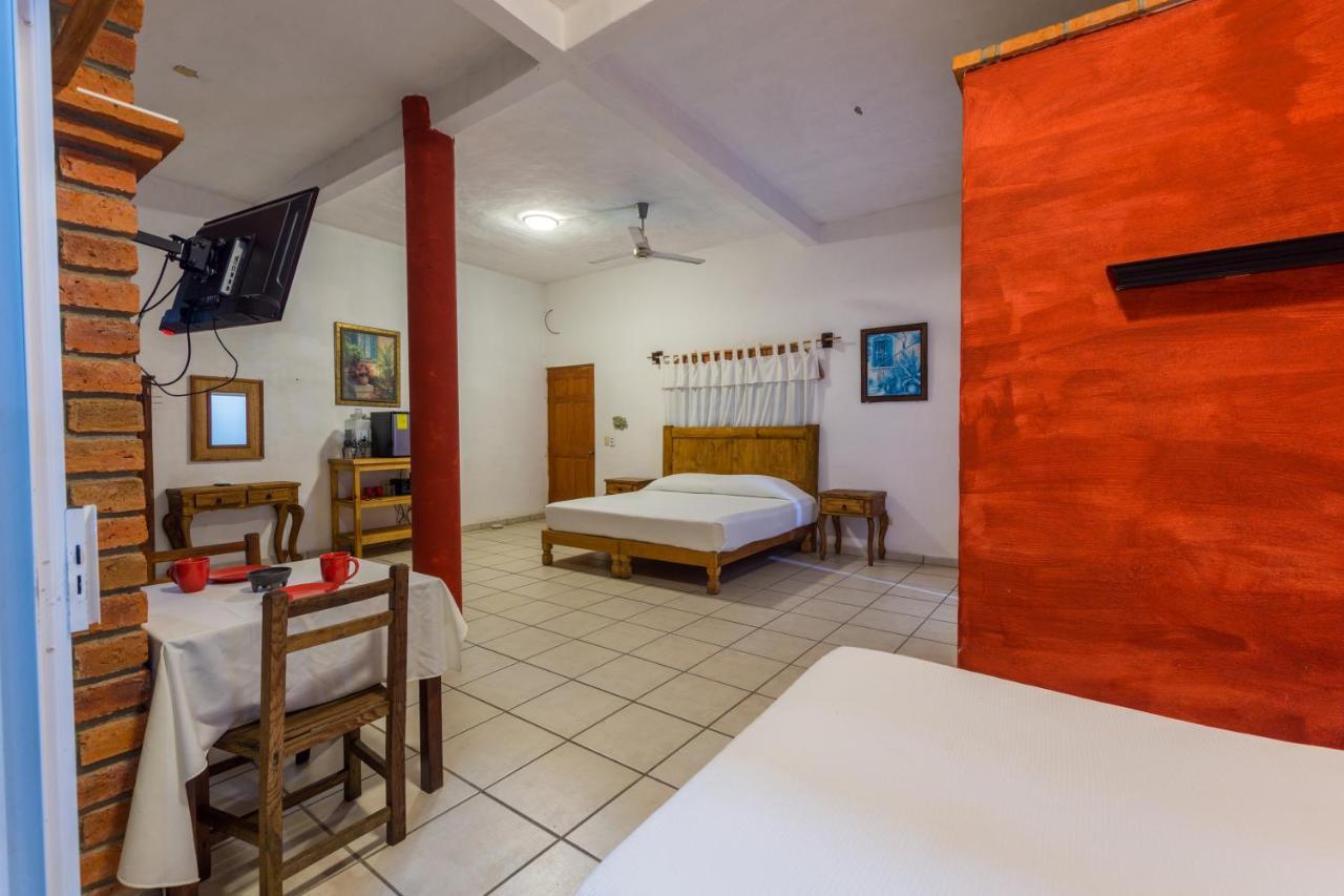 Traditional Sierra Leon Oceanfront Rooms - Adults Only بويرتو فالارتا المظهر الخارجي الصورة