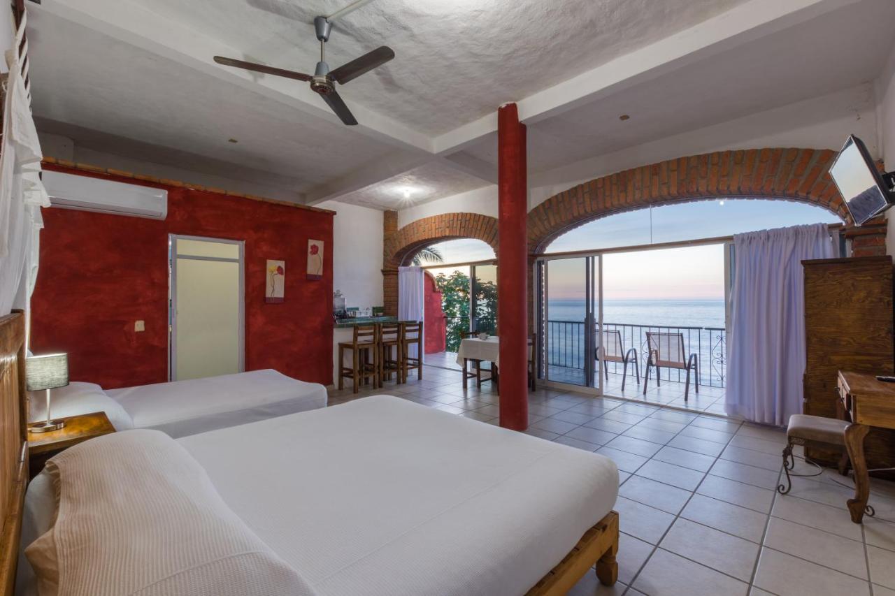 Traditional Sierra Leon Oceanfront Rooms - Adults Only بويرتو فالارتا المظهر الخارجي الصورة