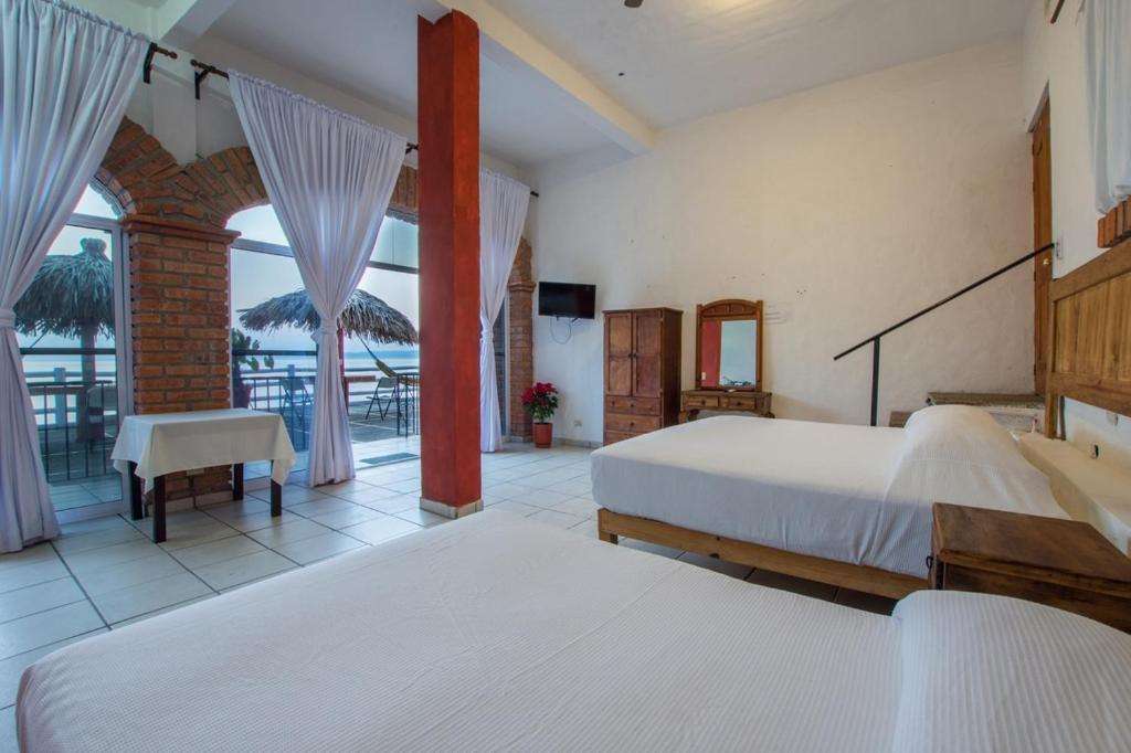 Traditional Sierra Leon Oceanfront Rooms - Adults Only بويرتو فالارتا المظهر الخارجي الصورة